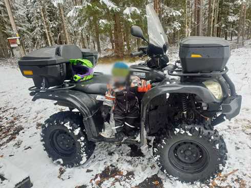 Svart mc registrerad fyrhjuling CF Goes 520 stulen i Vindeln